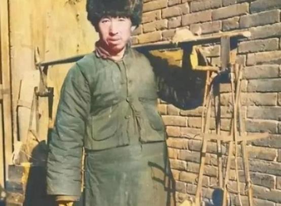 1941年，一个卖油郎问：“村里住多少八路？”小孩不假思索，脱口而出：“七八个！