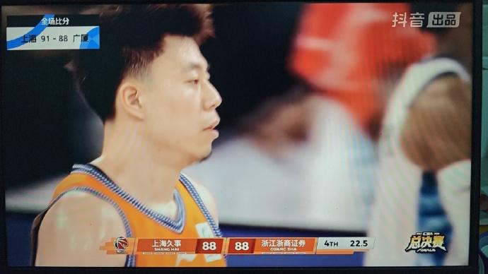卢伟一直把张镇麟压在箱底，最后时刻让他爆发了。

打到最后一节离比赛结束只剩下5