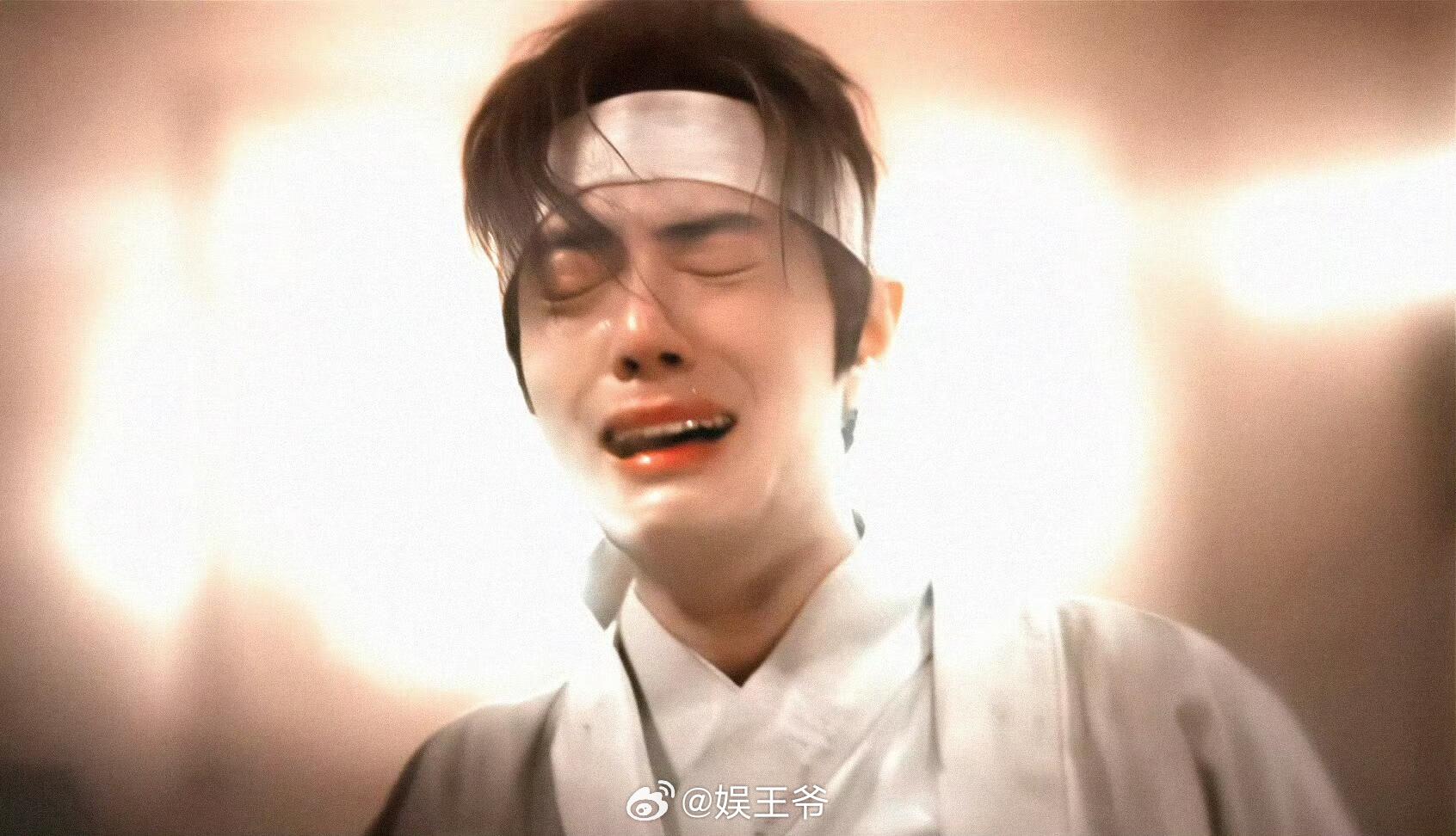 此时此刻终于理解少年哭法是什么意思闭着眼睛嚎啕大哭，因为他还是少年。少年需要成长