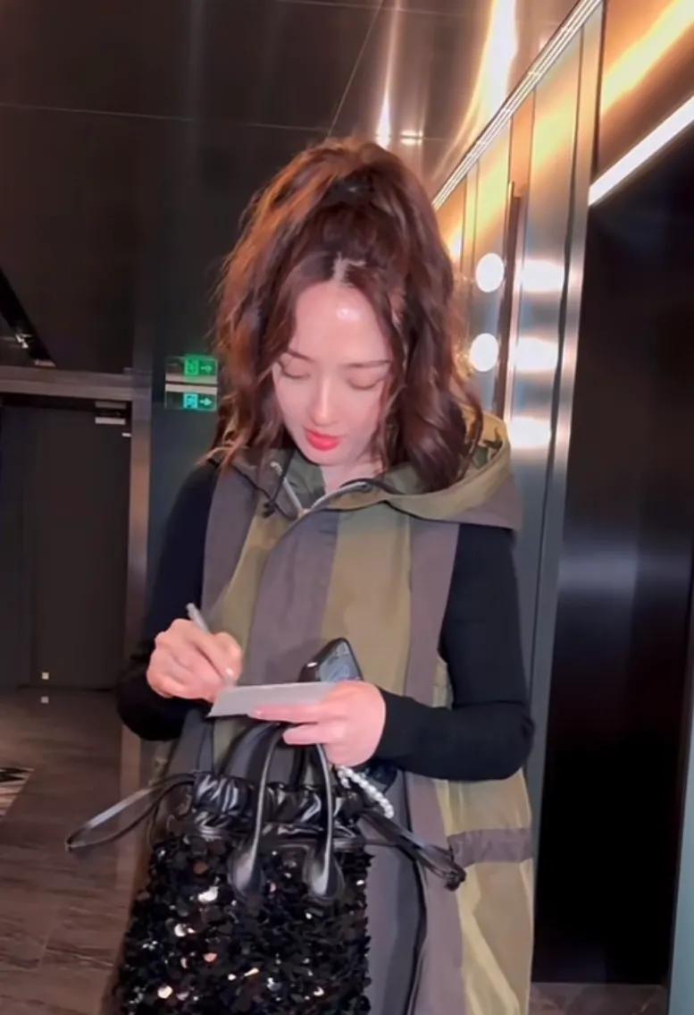 郭碧婷浪姐下班状态看着真好，一直笑嘻嘻的给粉丝签名，很松弛的状态，郭碧婷依旧漂亮