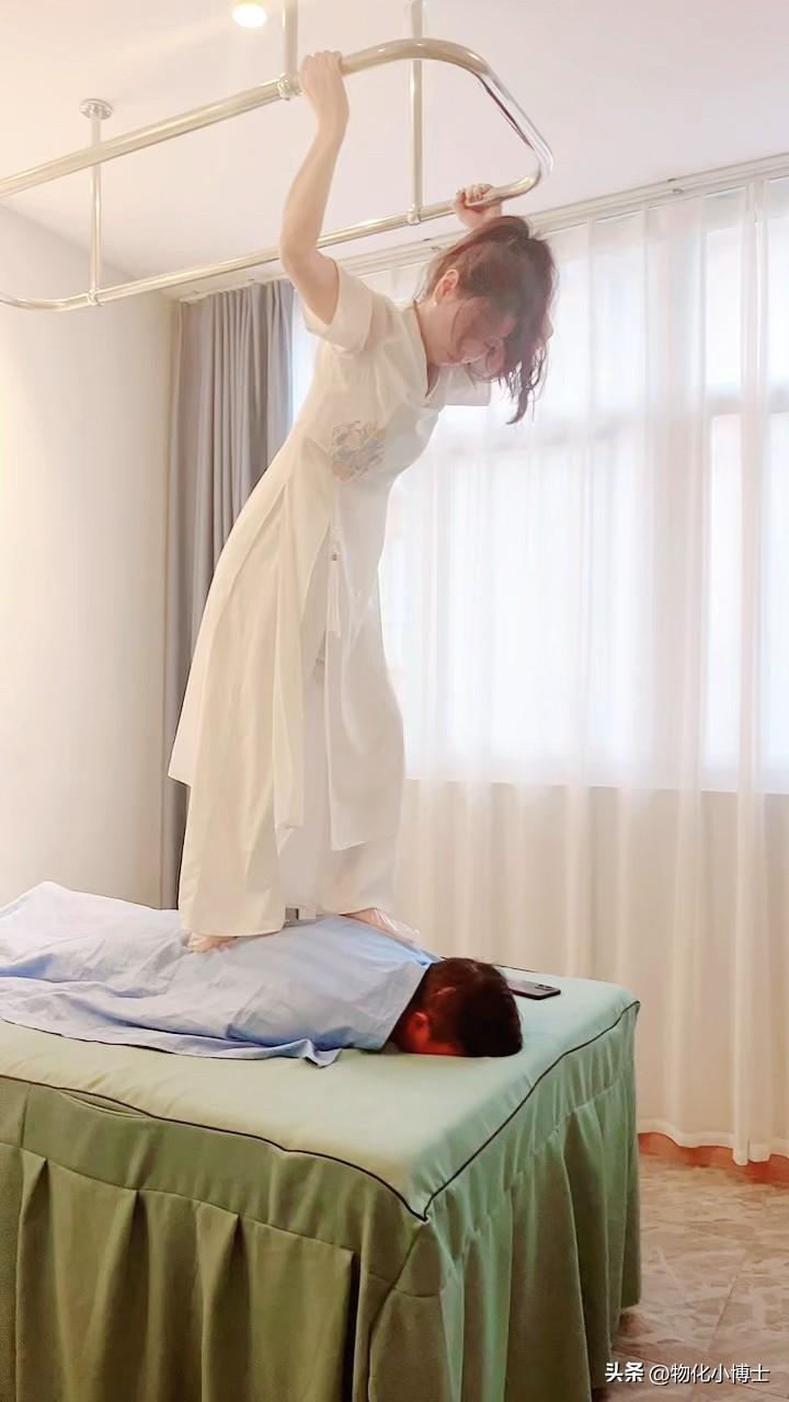浙江一男子花598元体验踩背服务，过程中“双手被捆、脖子被套链，还遭鞭子抽打”，