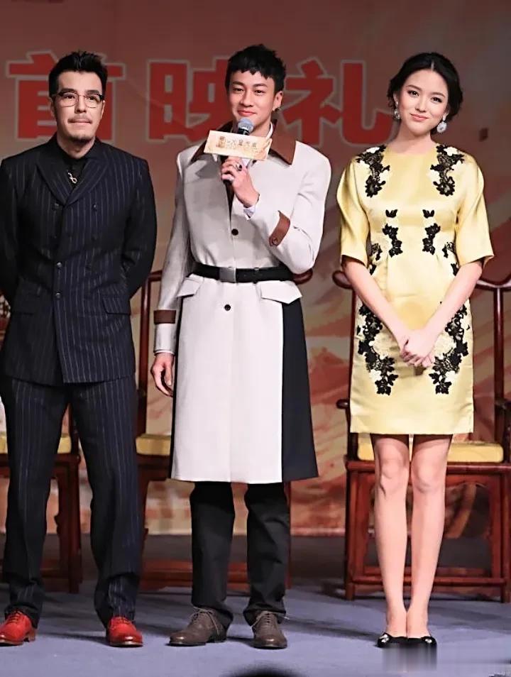 中间何润东，右边张梓琳，左边戴眼镜是谁？