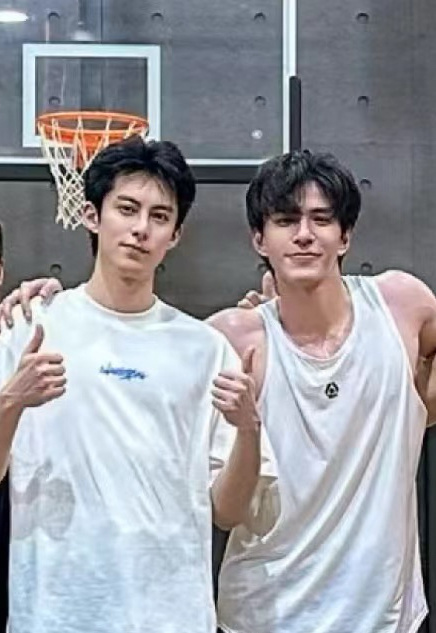 棣棣和大黑龙一起打球了！这不妥妥滴青春男大吗[舔屏] ​​​