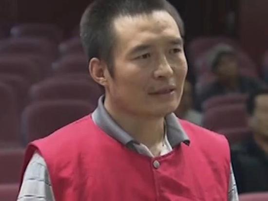 四川宜宾，男子和情人丈夫发生争执，二人约了“碰一碰”，男子驾车前往约定地点，误将