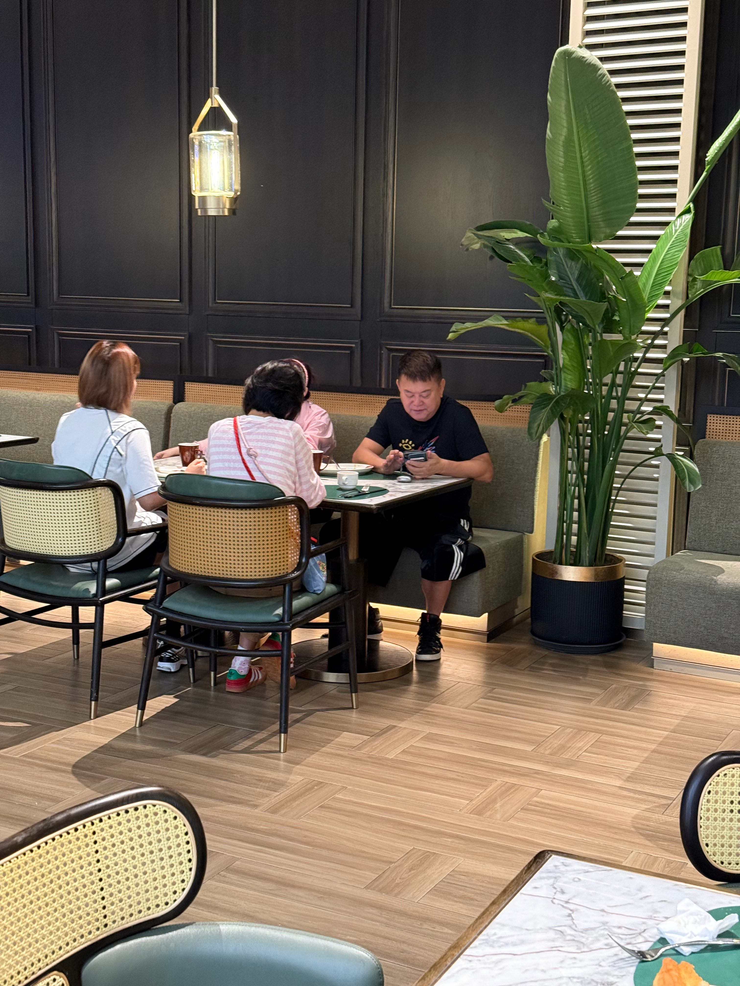 酒店吃个早餐，见到陈百祥叻哥[嘘] ​​​