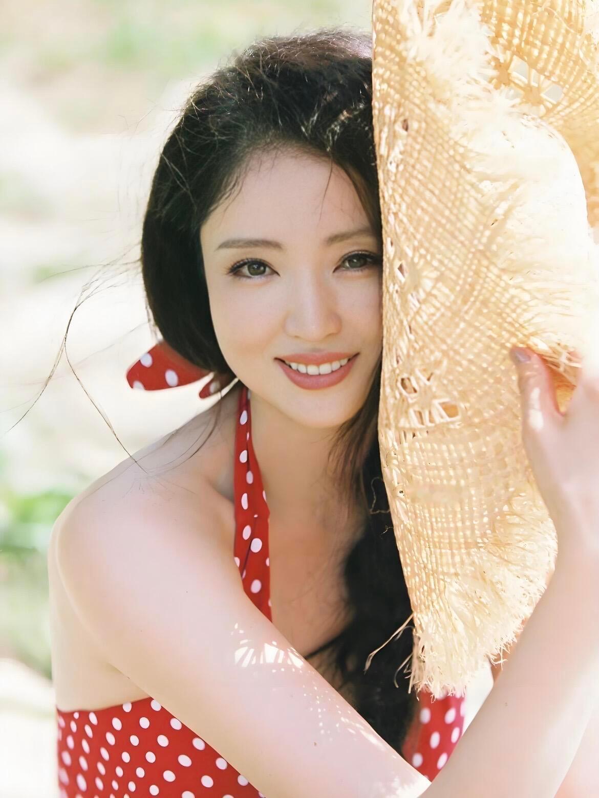 所以这婚是非结不可吗？感觉这姐真是没苦硬吃！培养好女儿小酒窝，偶尔和闺蜜聚会，私