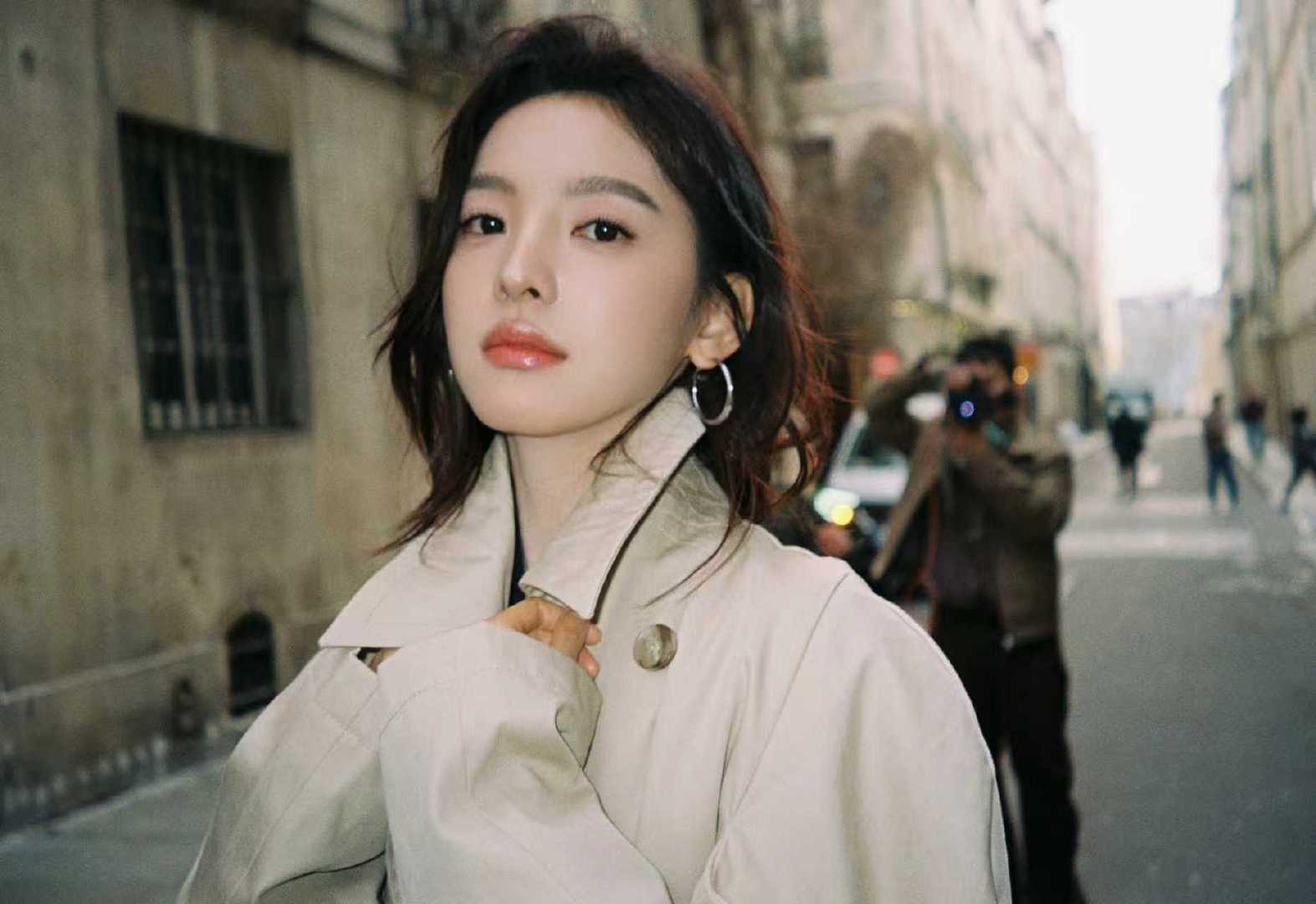 章若楠用脚步记录时间  章若楠用脚步记录时间 米色风衣随意扎发慵懒优雅，的笑容比