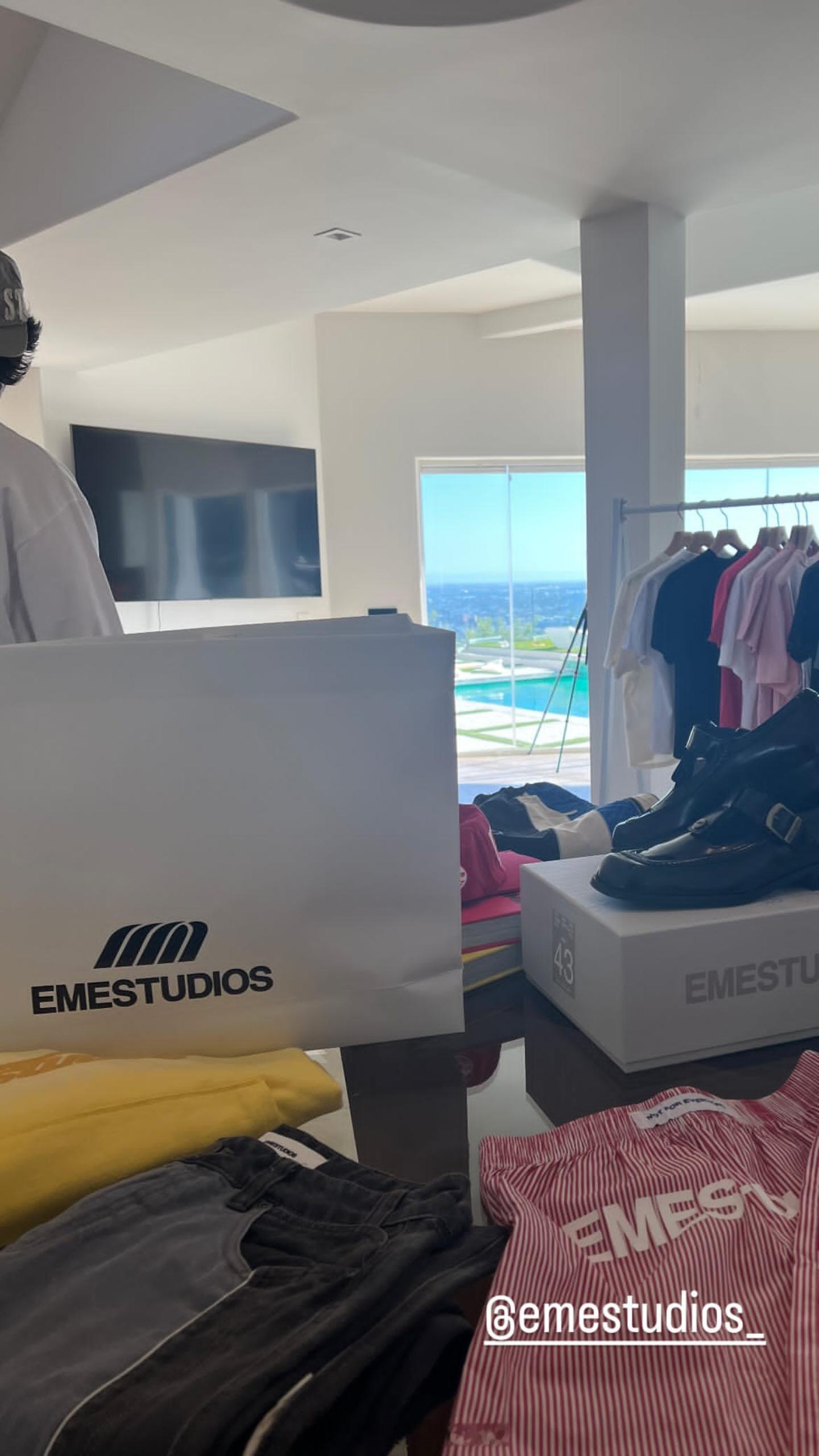 也是收到投喂了桑德斯更新快拍晒EME STUDIOS为其赠送的服饰 