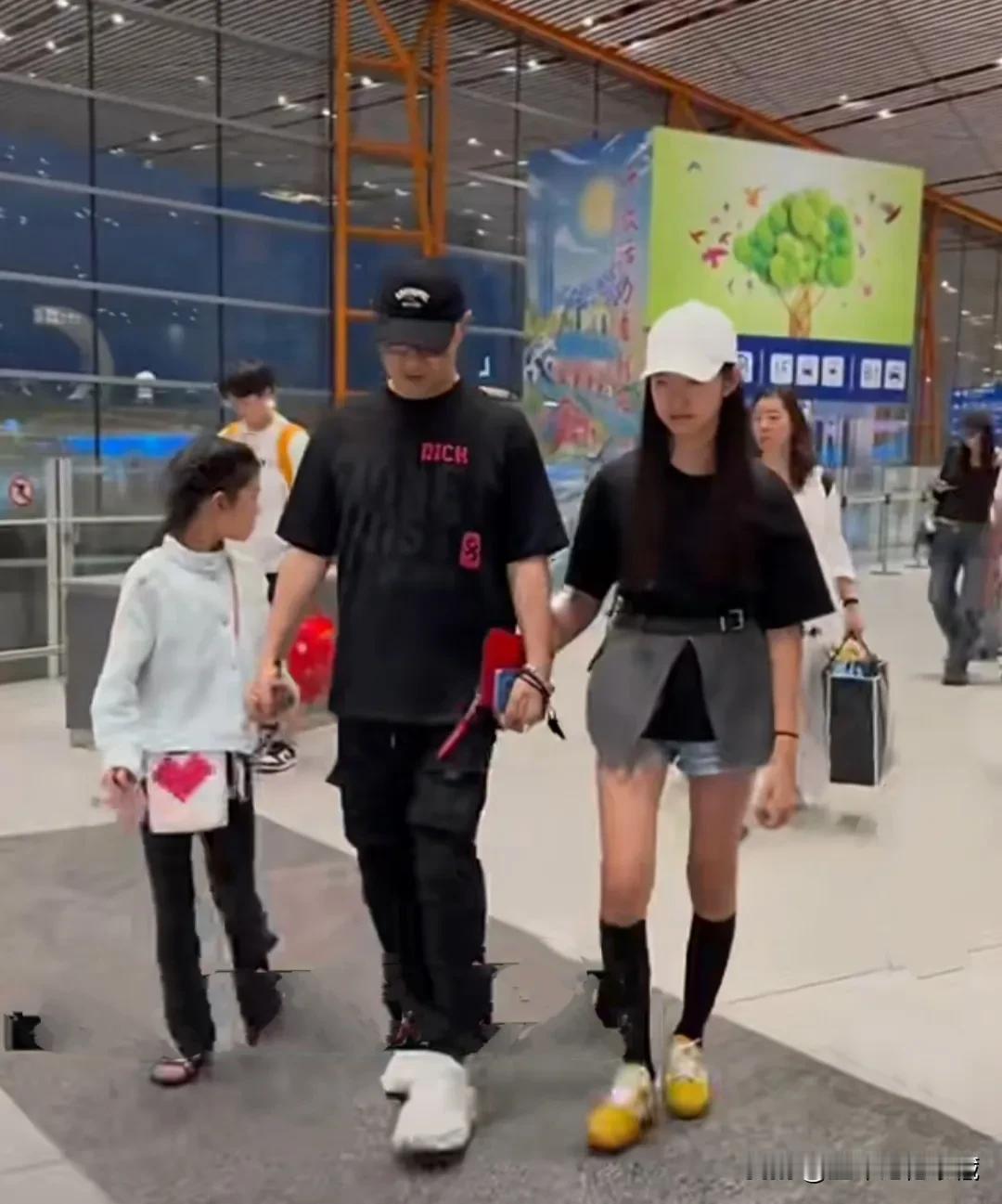 汪峰带三个女儿一起走机场，近日，在日本旅游归来的汪峰一家子，拖家带口好不热闹，汪