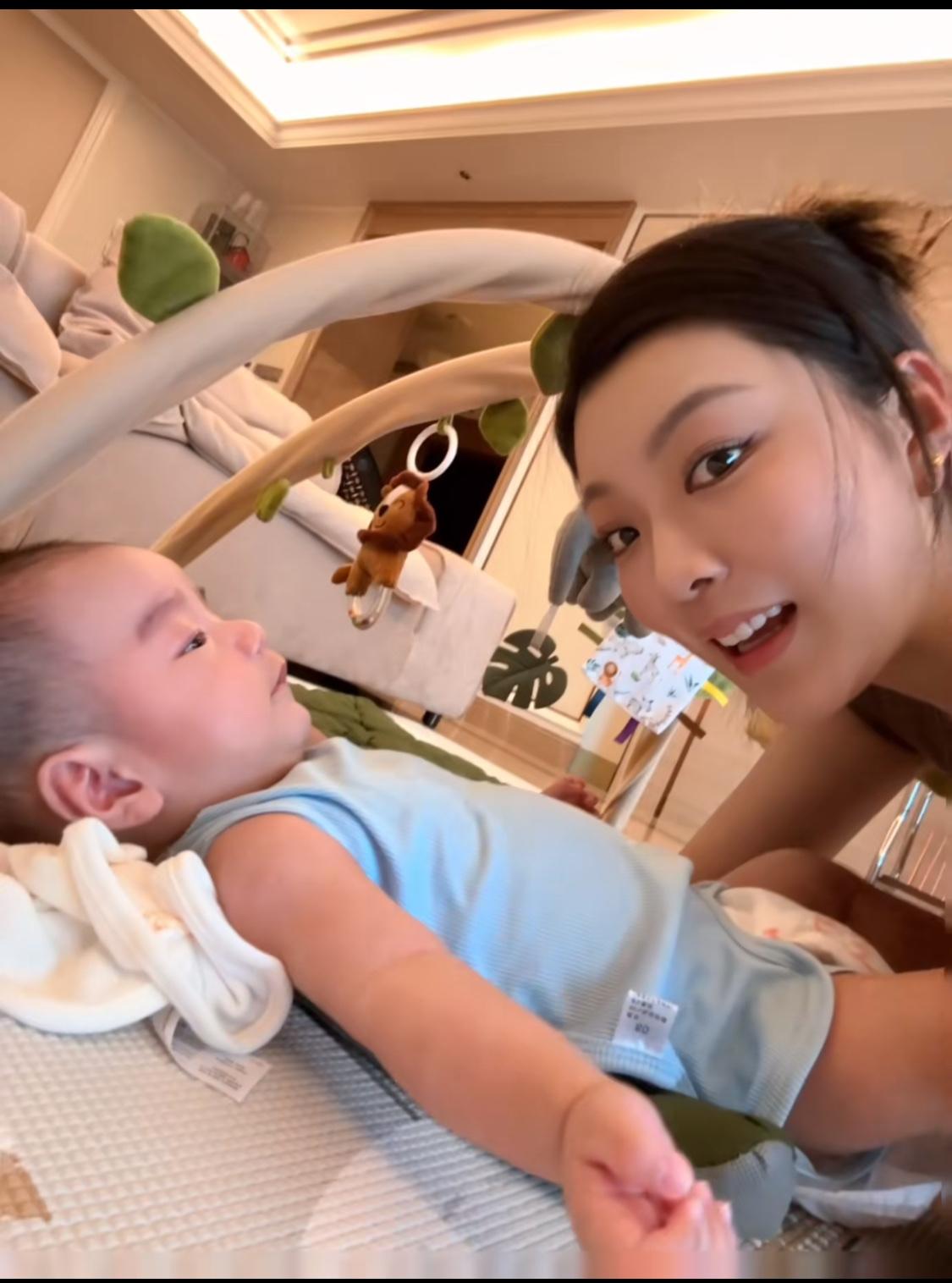 辽篮付豪妻子王鋆赛开心晒娃，说随妈了，爱看美女！

近日，王鋆赛在个人社交平台发