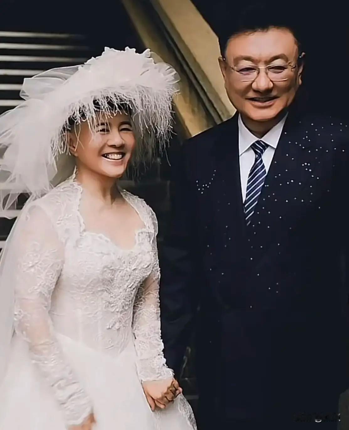 金龟子迎来60岁生日，她与丈夫王宁终于补上了迟到多年的婚纱照。
 
老搭档董浩叔