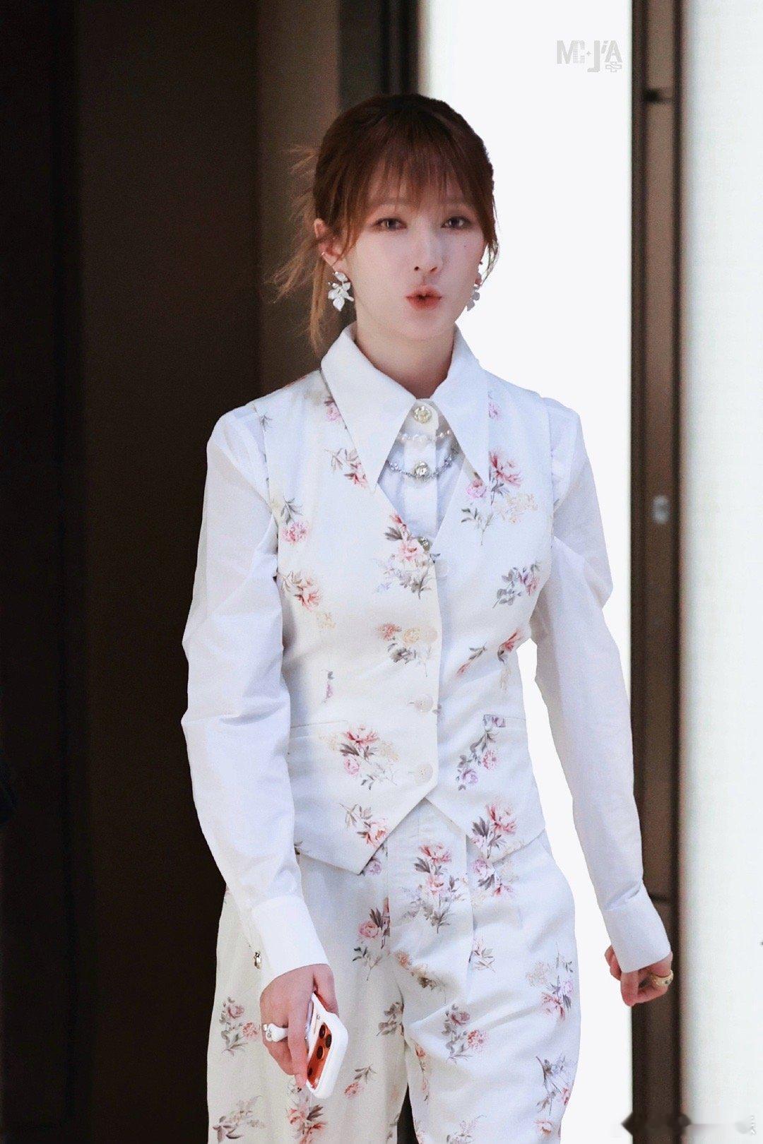 内娱顶级女团素养！孟佳看淡舞美差距，直言宝莲无需舞美加持，温柔感谢节目组付出 孟