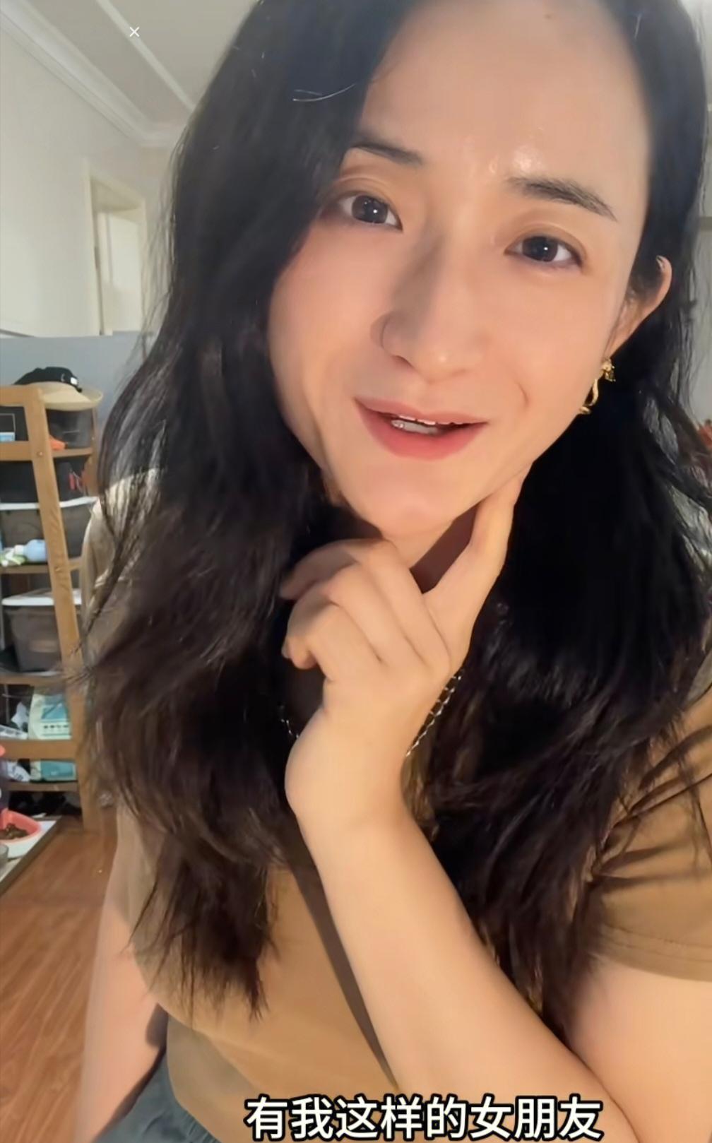 大龄剩女雅典娜搔首弄姿：有我这样的女朋友，你几点回家？
我先说，这样的女朋友我百