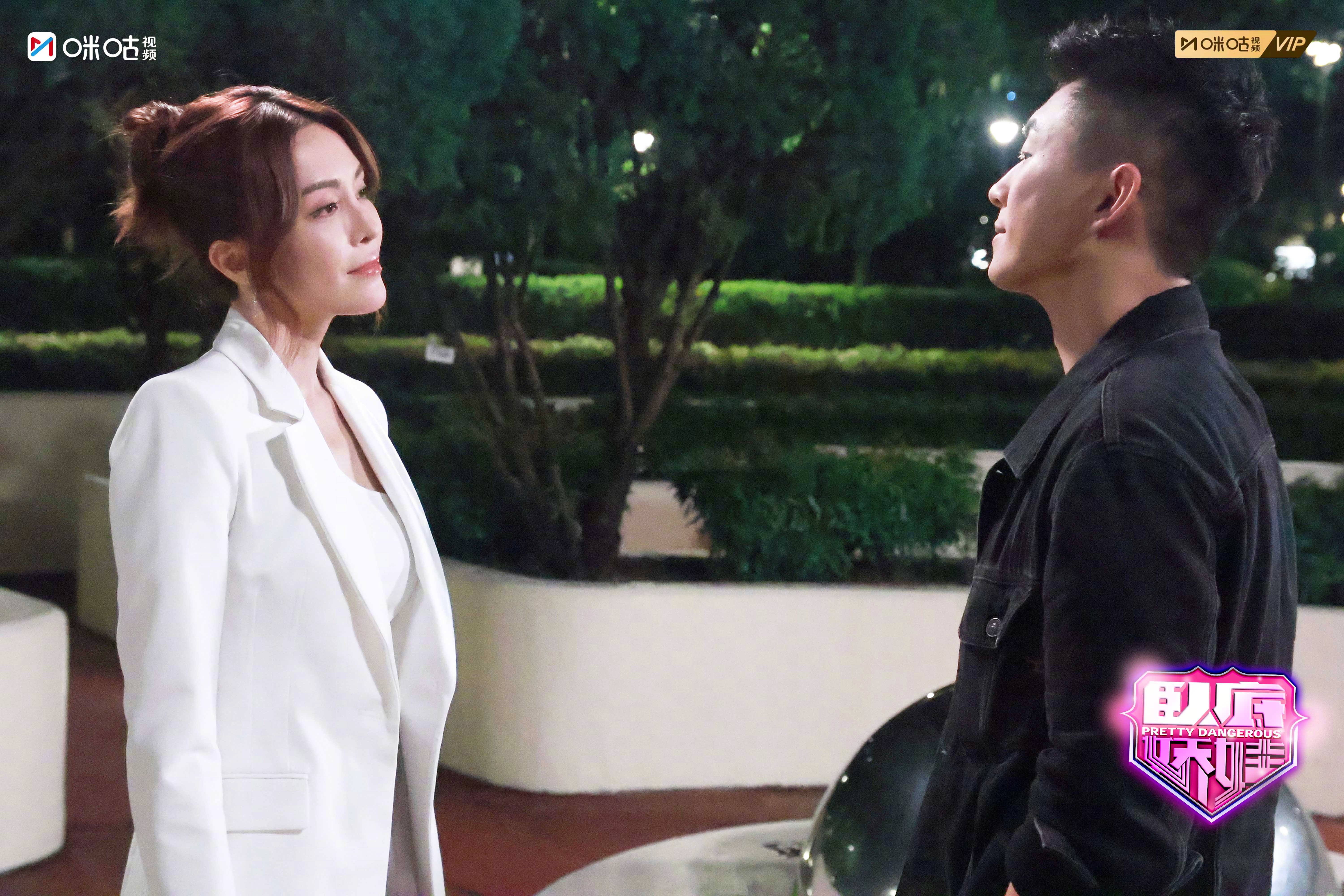 #上咪咕看卧底娇娃#台前是闪耀女团，幕后是硬核卧底。一面舞台星光，一面卧底锋芒。