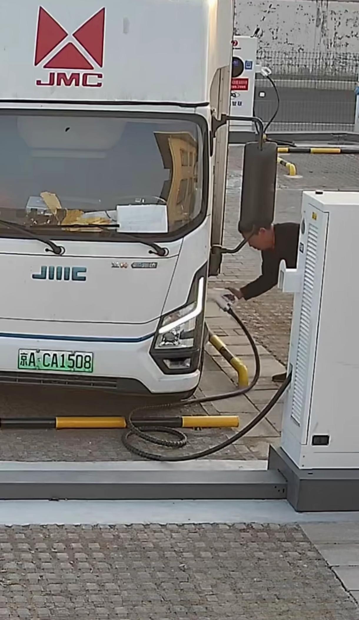 素质这东西跟职业没有关系，跟个人的教养有很大关系。像他这种人，就应该采用技术手段