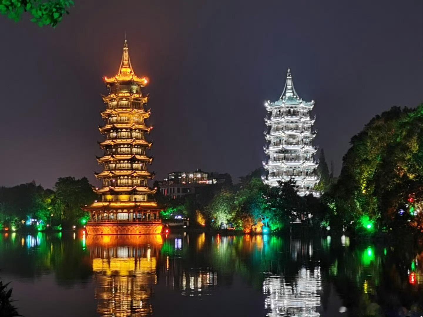 早安 “桂林日月双塔，交相辉映…”人生感悟生活手记读书徐志胜在桃花坞聊沈月王鹤棣