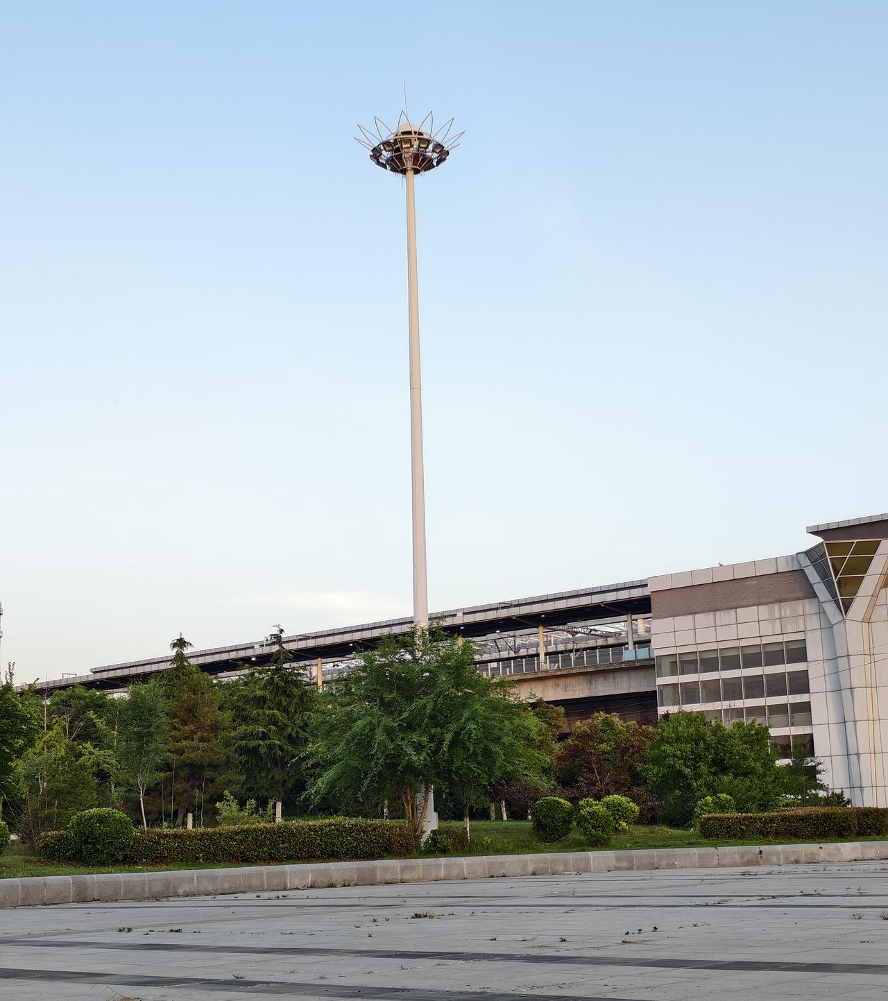 盛宴之后，谁来买单？
8月19日的A股市场，是一面残酷的镜子。
镜子的正面，继前