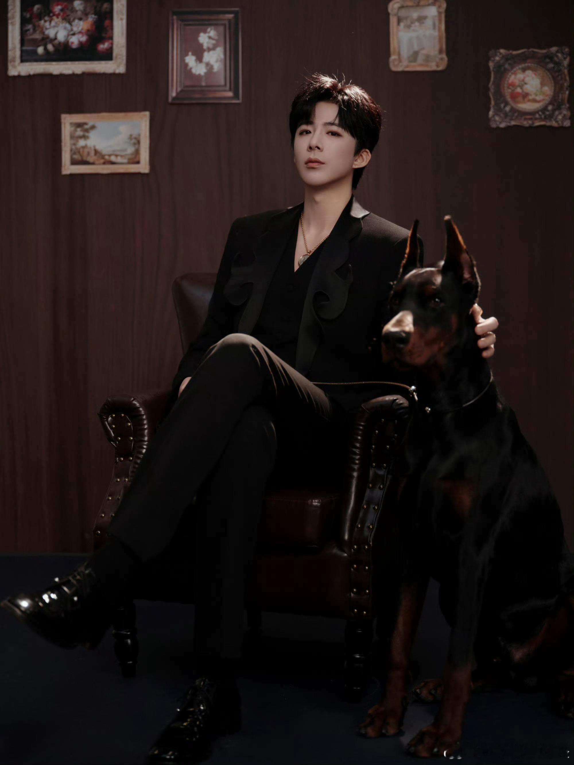 刘宇宁今天完全大哥来的 他的状态也非常在线，皮肤状态好，整个人很精神，却没有那种