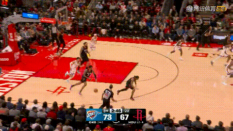 火箭小将戴维森真是球队的及时雨！在今天火箭主场迎战雷霆的比赛中，当时比赛进行到了