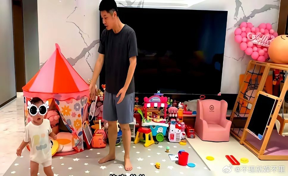 孙骁骁和任重那房子曝光时，我第一反应是，这俩人真敢住啊。客厅塞满帐篷、攀爬架，连