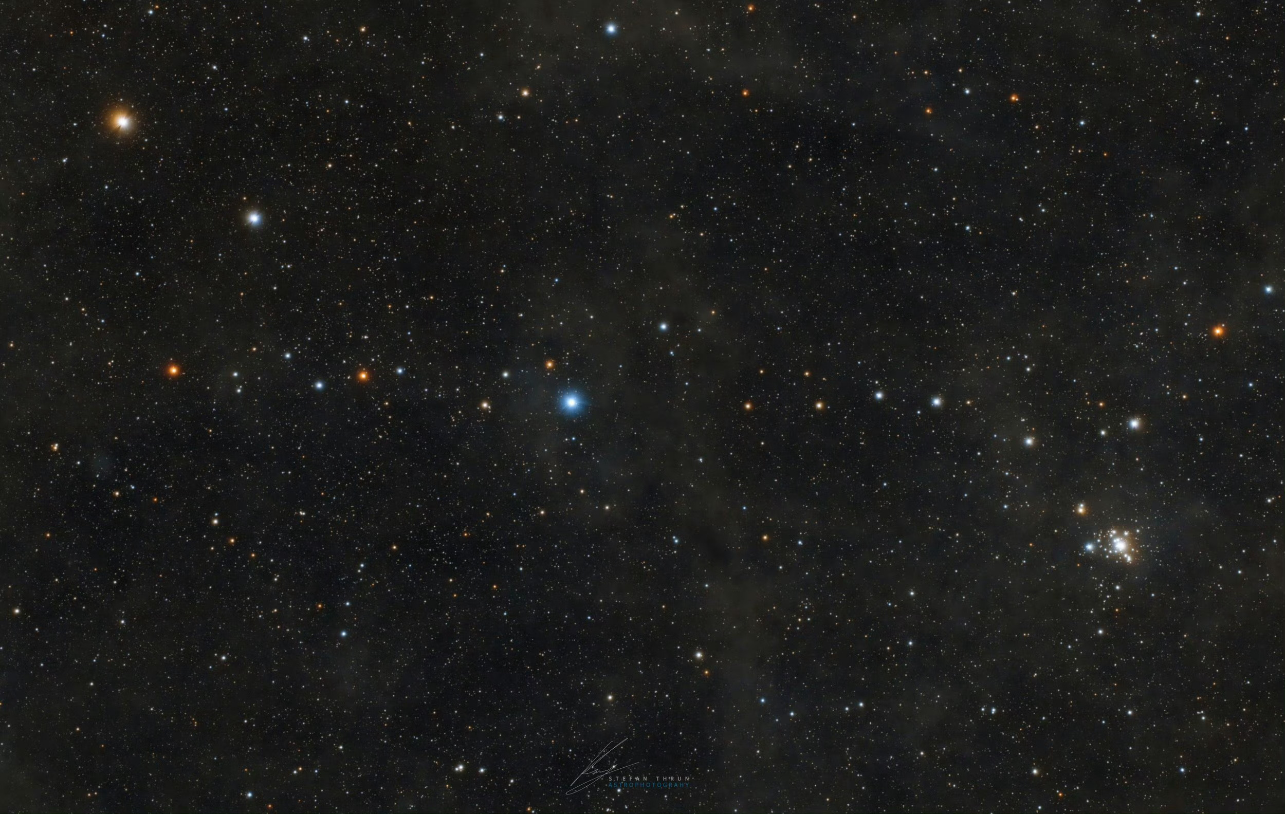 #每天一天文图# 肯布尔瀑布是鹿豹座中一颗令人惊叹的星群，由 20 多颗恒星组成