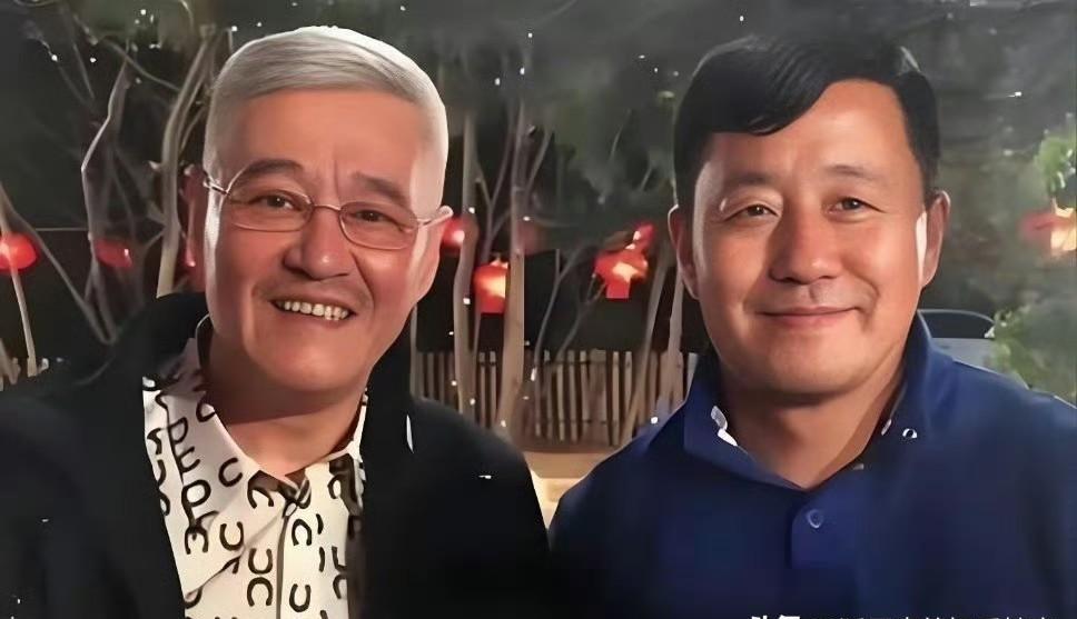 他60岁那年，执意娶了剧中“女儿”的闺蜜。
今年春节，他对着和自己同龄的岳父母，