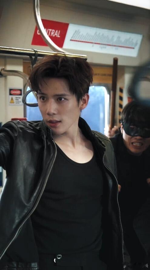 王安宇戏路打开了以前觉得王安宇就是那种长得很精致的偶像剧脸，但这回看他打戏，完全