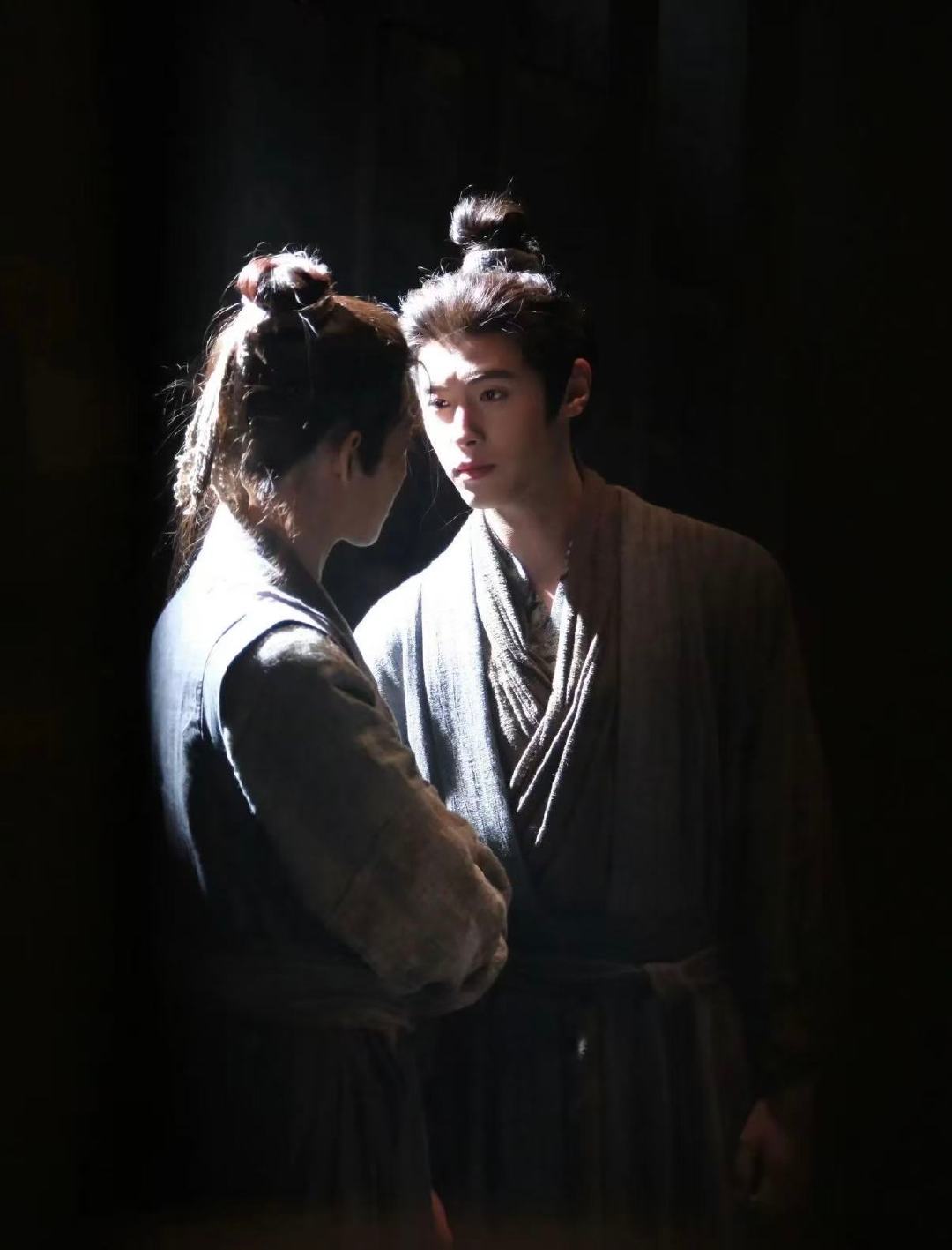 百花杀世子开门我是世子妃 百花杀 以前步疏林追着崔晋百闯浴室，现在崔晋百原封不动
