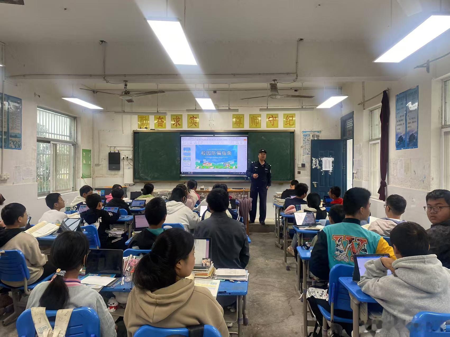 【#反诈宣传进校园绘就校园平安色#】为进一步加强校园反诈宣传力度，切实提高师生防