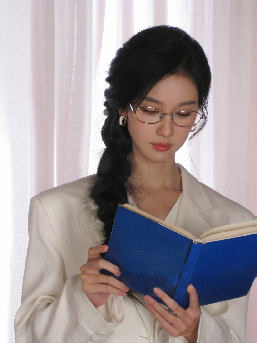 陈都灵银边眼镜高智感 陈都灵银边眼镜高智感，陈都灵眼镜造型真给我美住了，高智又时