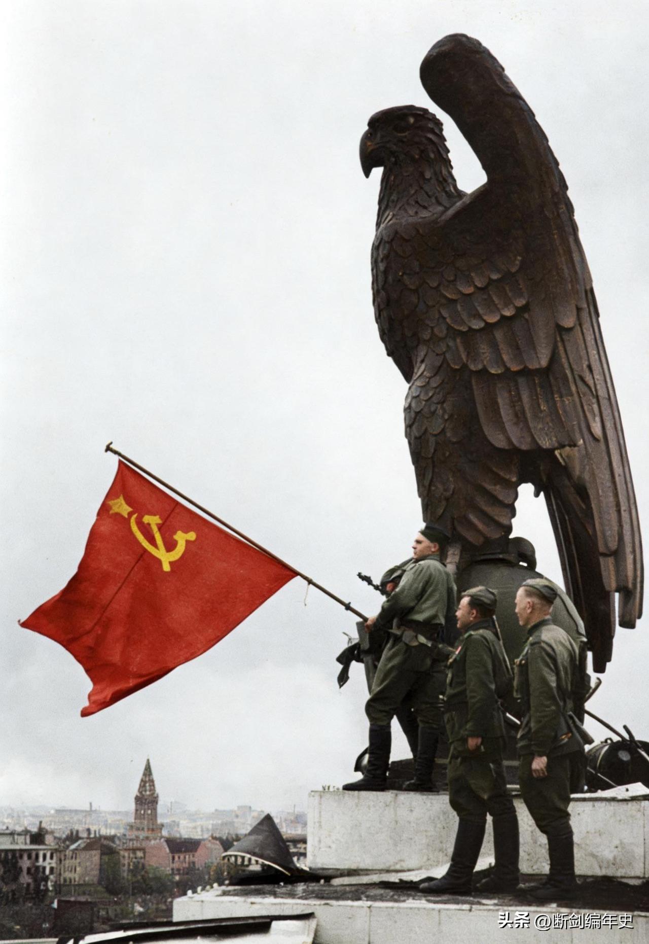 1945年4月28日，苏联红军士兵在柏林滕珀尔霍夫机场上的德国大鹰旁升起了第一面