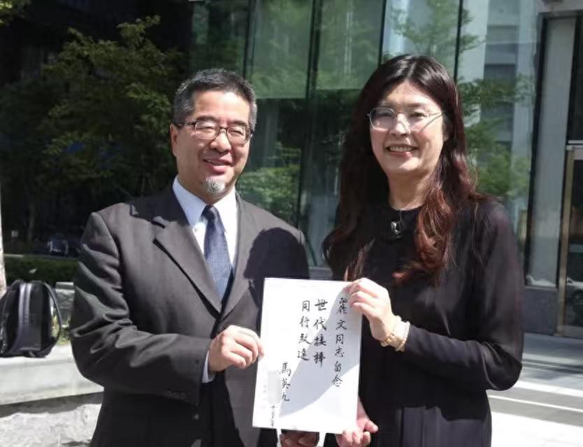 郑丽文胜利后，岛内爱国人士十分开心，民进党则是气急败坏，马英九在关键时刻表态支持