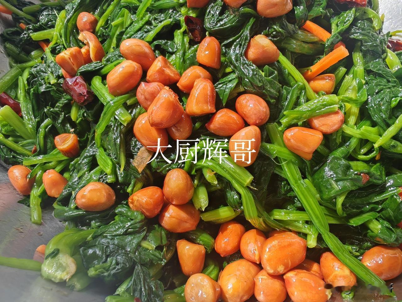 菠菜配什么菜最好吃?
菠菜的吃法很多，可以用鸡蛋炒菠菜，做菠菜汤，菠菜炖土豆条等