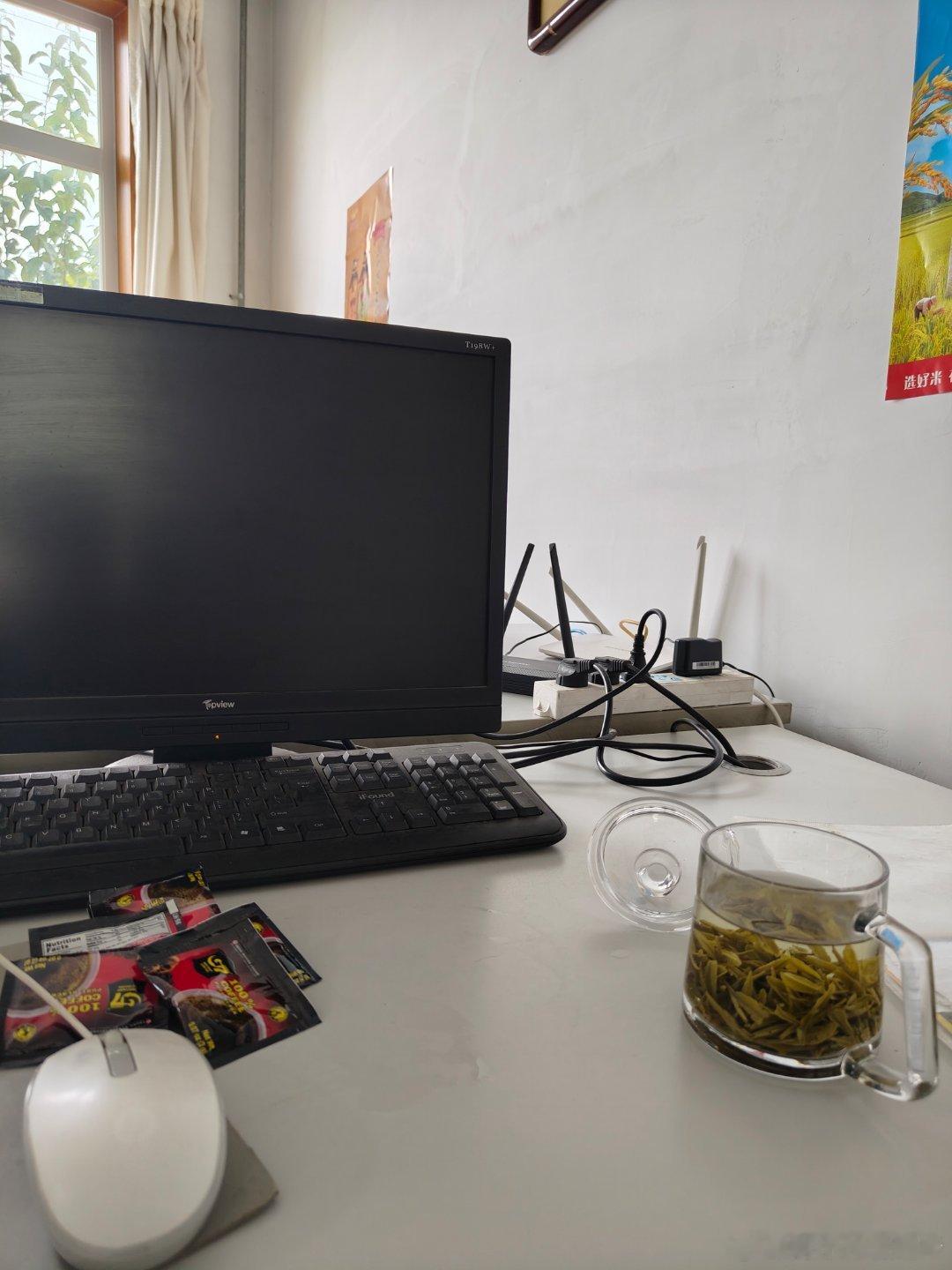 很久没有喝茶了，昨天把被子落在车上忘记拿了，今天到办公室先泡杯茶，还是那种熟悉的