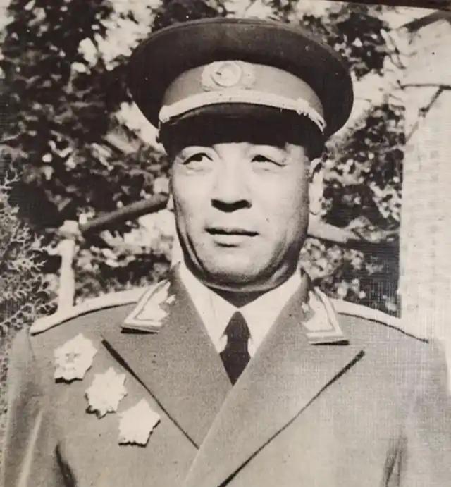 1955年，他因授衔仅为中将心中愤愤不平，无法忍受，便给有关军委领导提意见，一时