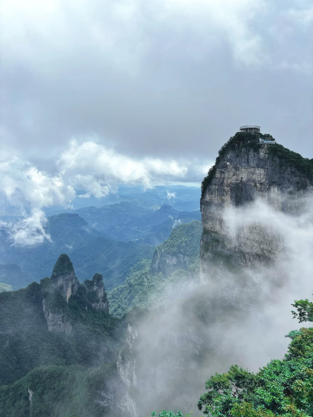 终于登上了山顶