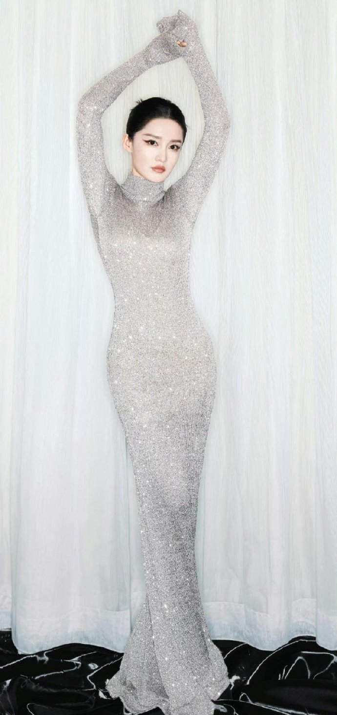 李沁这造型好绝，三围美到不真实的感觉 