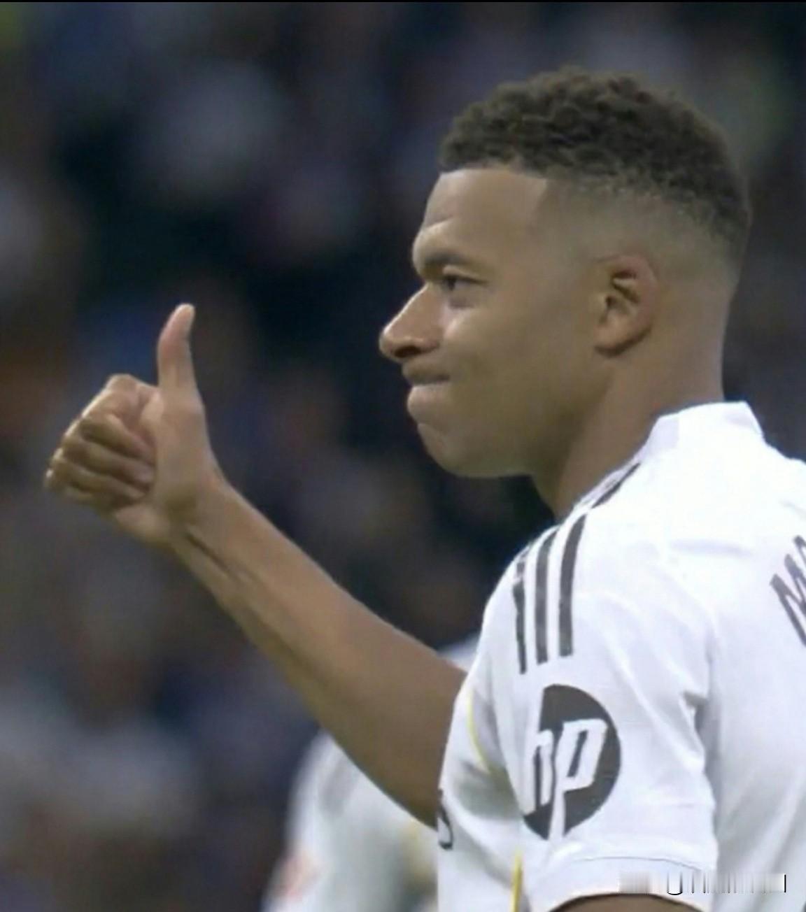 皇家马德里险胜，止血成功！
昨晚西甲联赛第16轮，
皇马2:1阿拉维斯，
姆巴佩