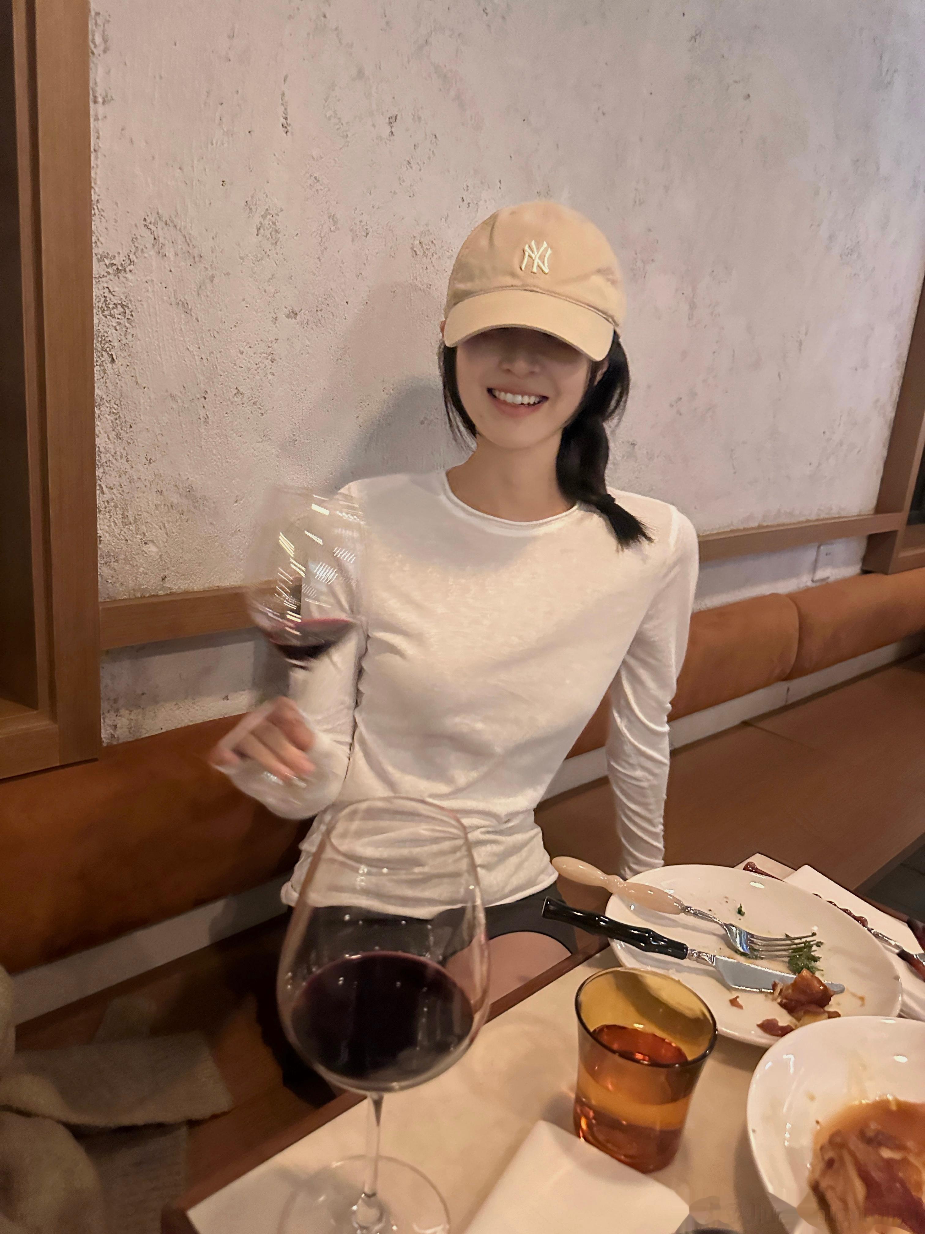 太百搭了吧！修身版型 很显瘦 面料微微透 可以搭配浅色背心穿（介意慎拍哦）袖口领