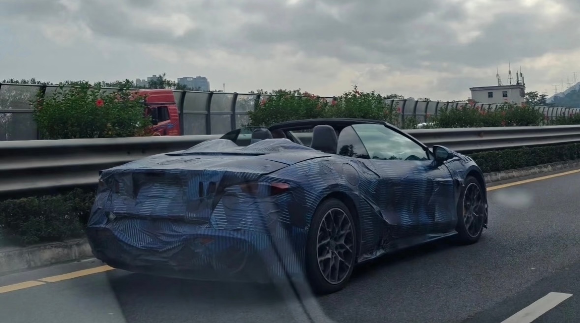 双门四座纯电敞篷！这次亮相的实车虽然仍覆盖伪装贴纸，但轮廓已经清晰可见。其线条简