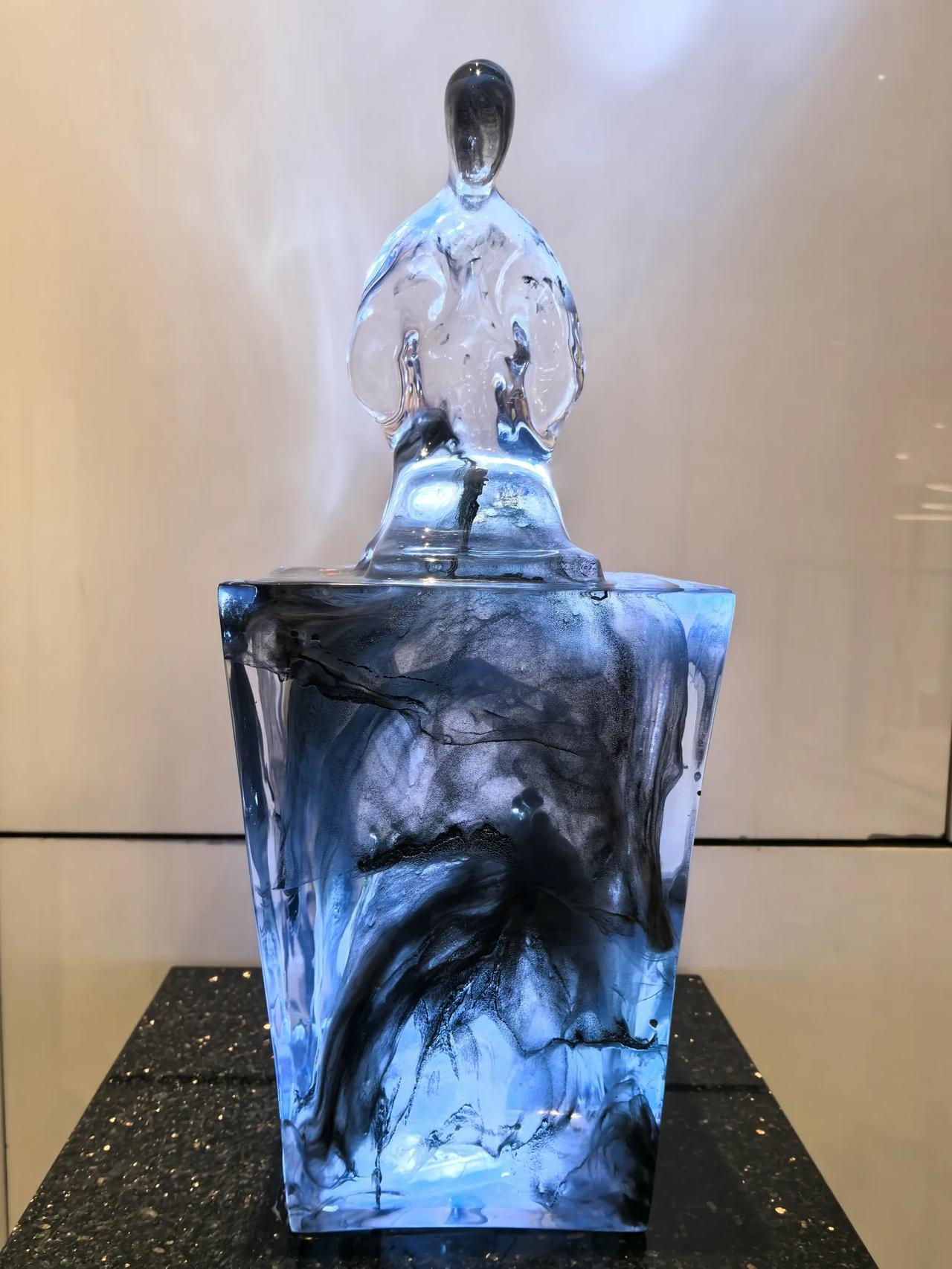 唐僧·贯休《献钱尚父》
贵逼人来不自由，
龙骧凤翥势难收。
满堂花醉三千客，
一