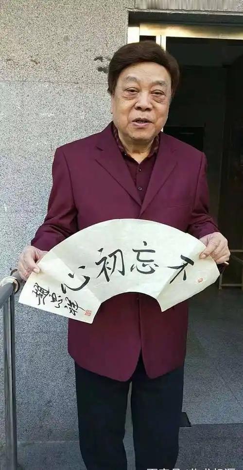 “赵忠祥数几年时间里一直和我保持着不正当关系，并且把我折磨的满身疾病，我有十盒录