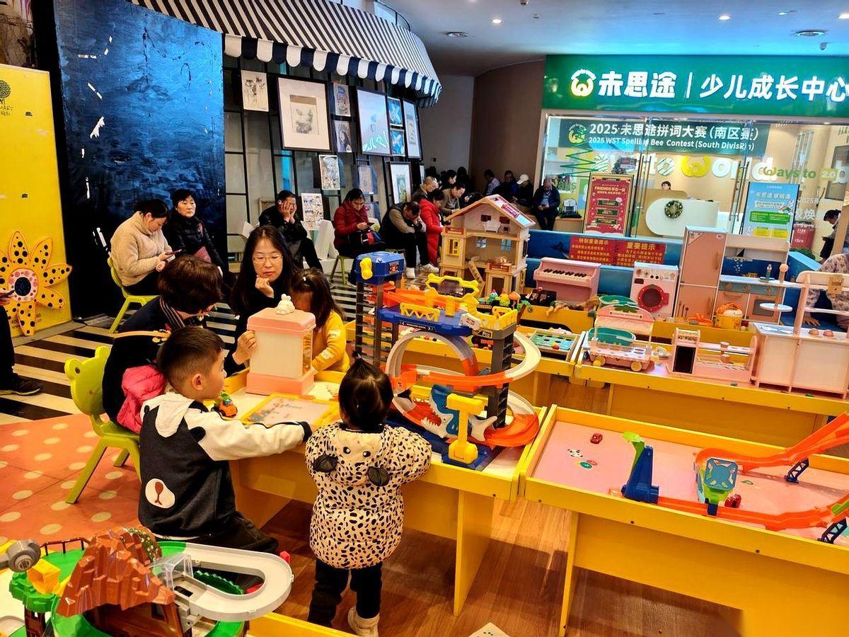 刚给娃算了一笔账，吓得我手机都差点扔了。
这个月，光是“陪玩”，就花了我小一千。