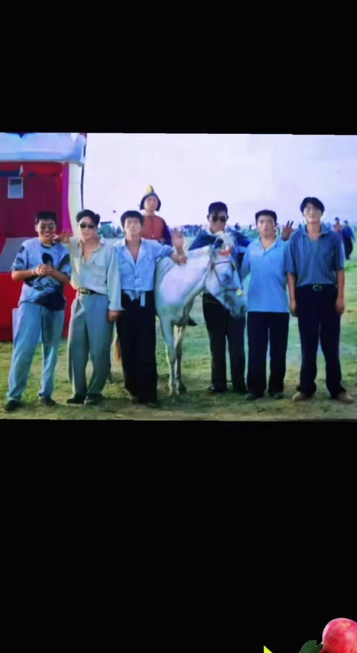 九几年拍的忘了😂帅不