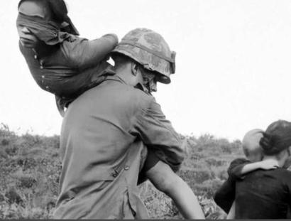 1959年，一名美国士兵，俘虏了一名美丽的越南女士兵，那名女士兵突然脱下了自己的