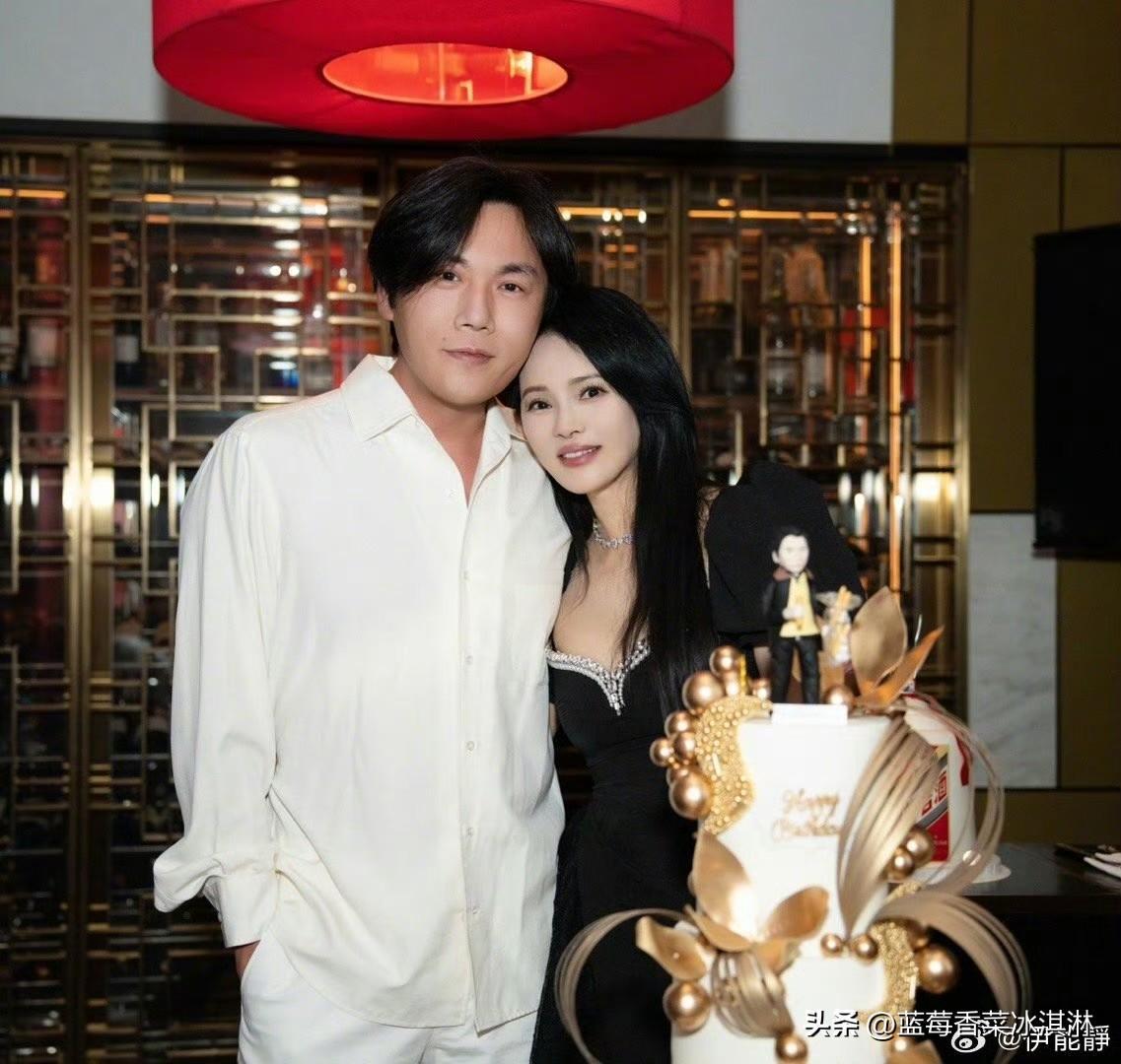 伊能静和秦昊都结婚好多年了吧，感觉他们俩感情是真的挺好的，而且伊能静一直很喜欢公