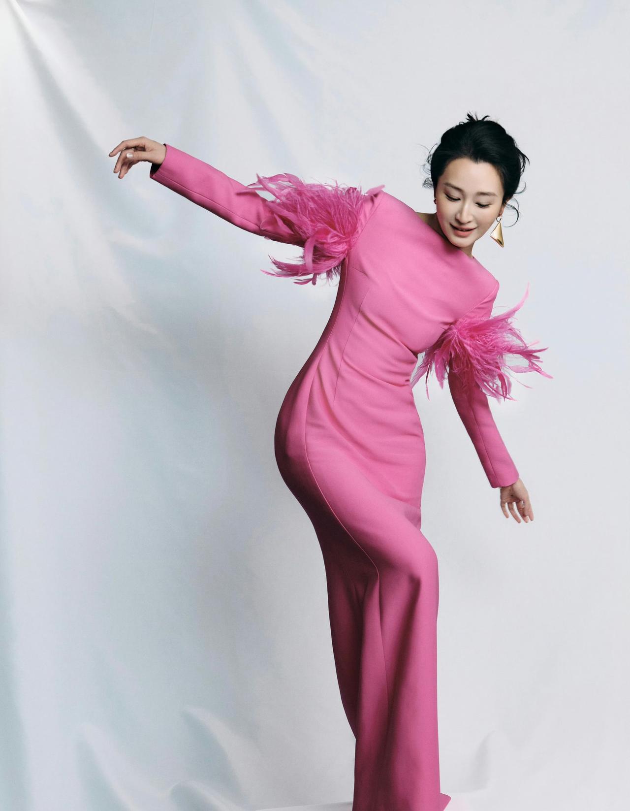 以热烈玫红，赴一场浪漫之约，羽毛轻扬间，尽释优雅与力量。吕星辰