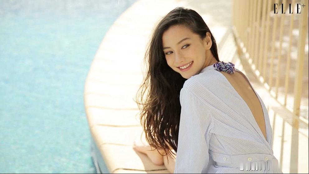 angelababy 杨颖草帽、微风和回眸笑，是自带氛围感的夏日小天使～
