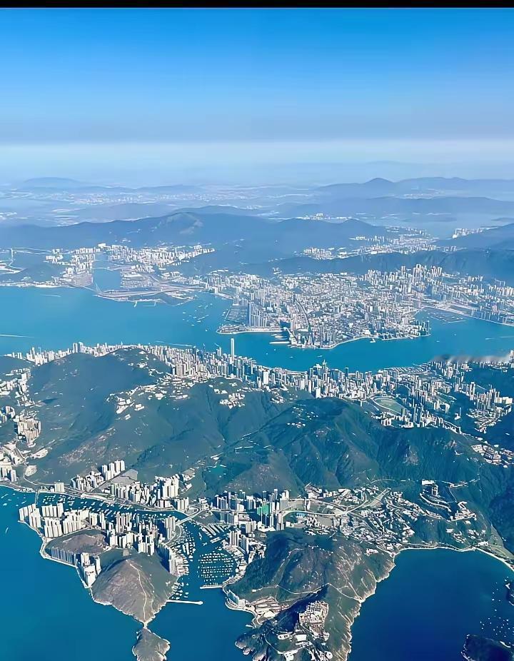 航拍香港：山海之间的超级都会！
 
这张高空航拍，完整展现了香港典型的多山滨海城