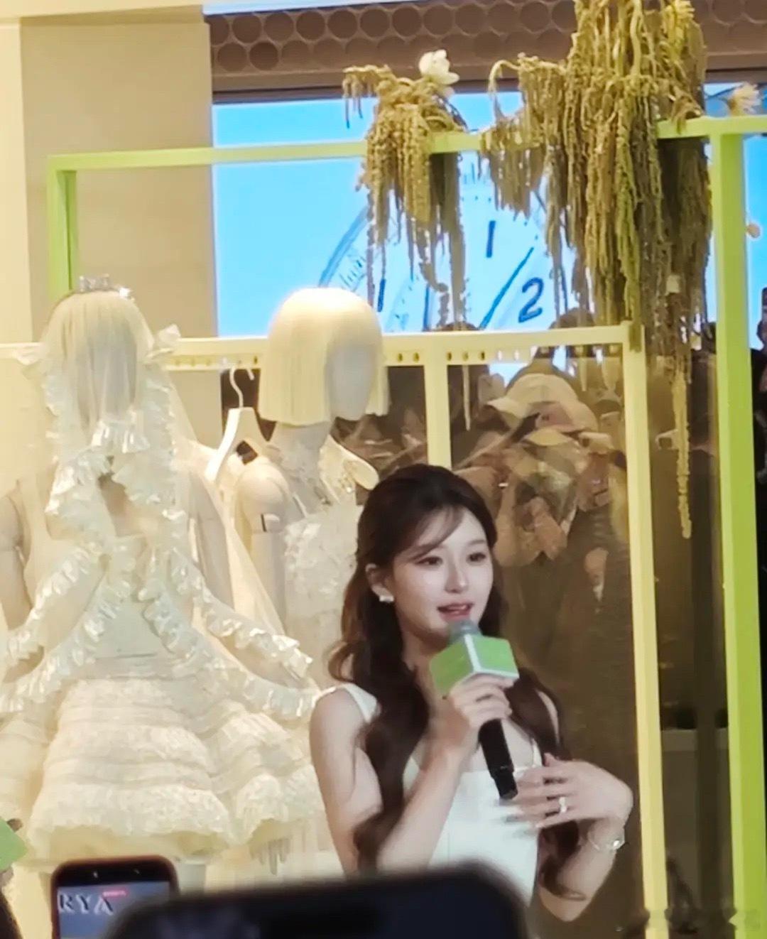 来看看这个赵露思今天活动怎么样？完全是小兔子吧真的好萌这真的是公主呀 